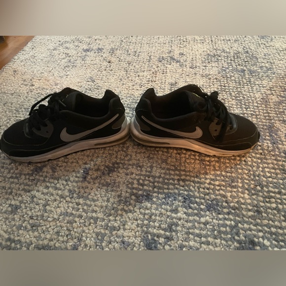 Size 2.5y air max - Picture 2 of 6